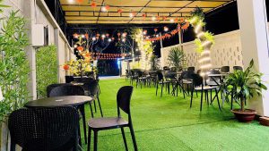 thiet ke khong gian voi ghe nhua duc 15 y tuong doc dao 2025