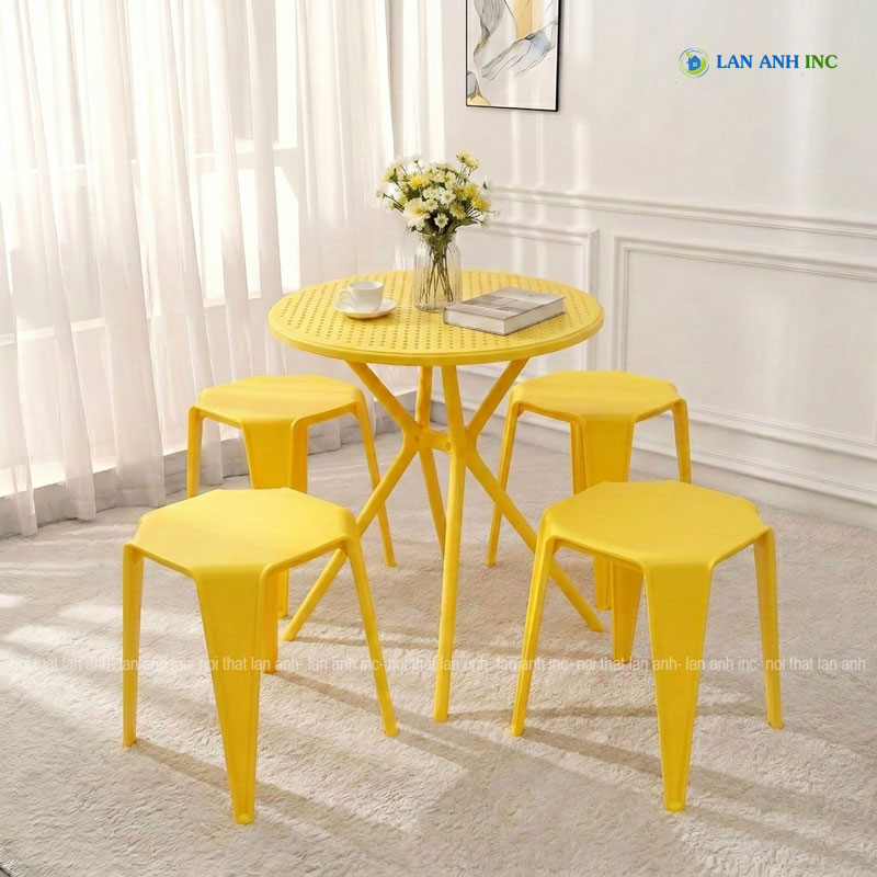 Bộ bàn ghế cafe tròn 4 ghế nhựa đúc nguyên khối đẹp hiện đại bộ màu vàng. Bộ bàn ghế cafe tròn 4 ghế nhựa đúc nguyên khối đẹp hiện đại bộ màu vàng.