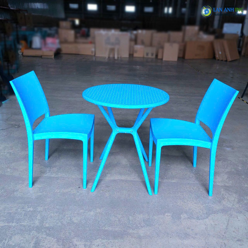 Bộ bàn ghế cafe tròn 2 ghế nhựa đúc nguyên khối BBCF73 sử dụng chất liệu nhựa PP cao cấp giúp sản phẩm chắc chắn và bền bỉ.