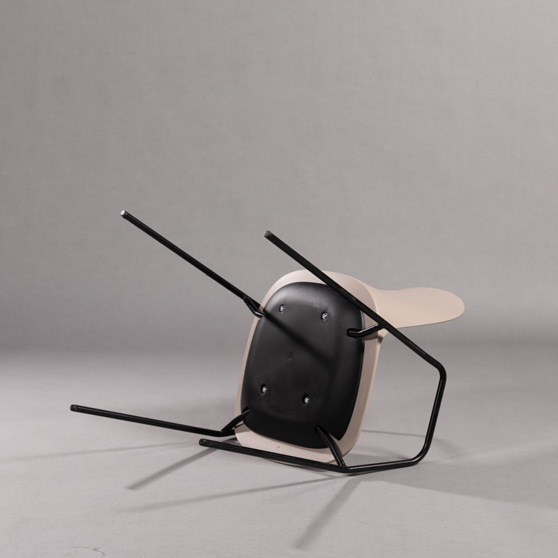 Ghế ăn, ghế cafe nhựa chân sắt cao cấp GAI21 có kết cấu chắc chắn cho tải trọng lớn.