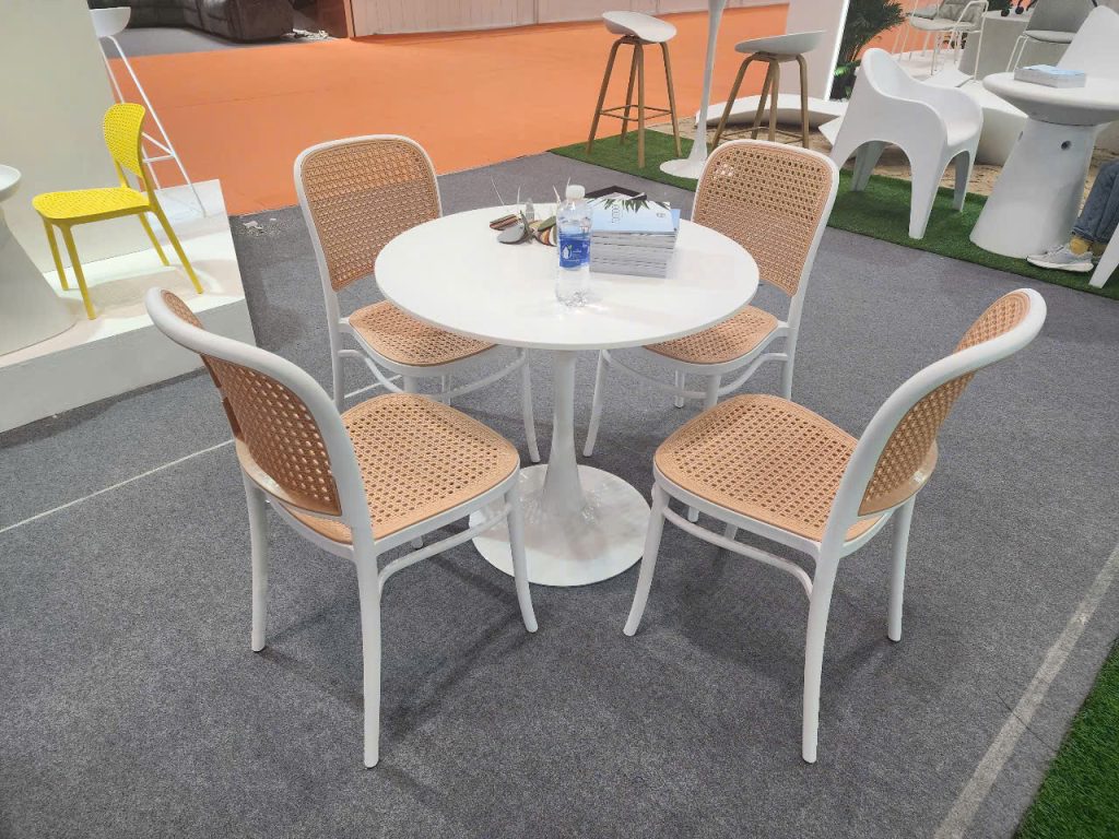 Bộ bàn cafe tròn 4 ghế nhựa đúc giả mây đẹp hiện đại BBCF41 Bộ bàn cafe tròn 4 ghế nhựa đúc giả mây đẹp hiện đại BBCF41