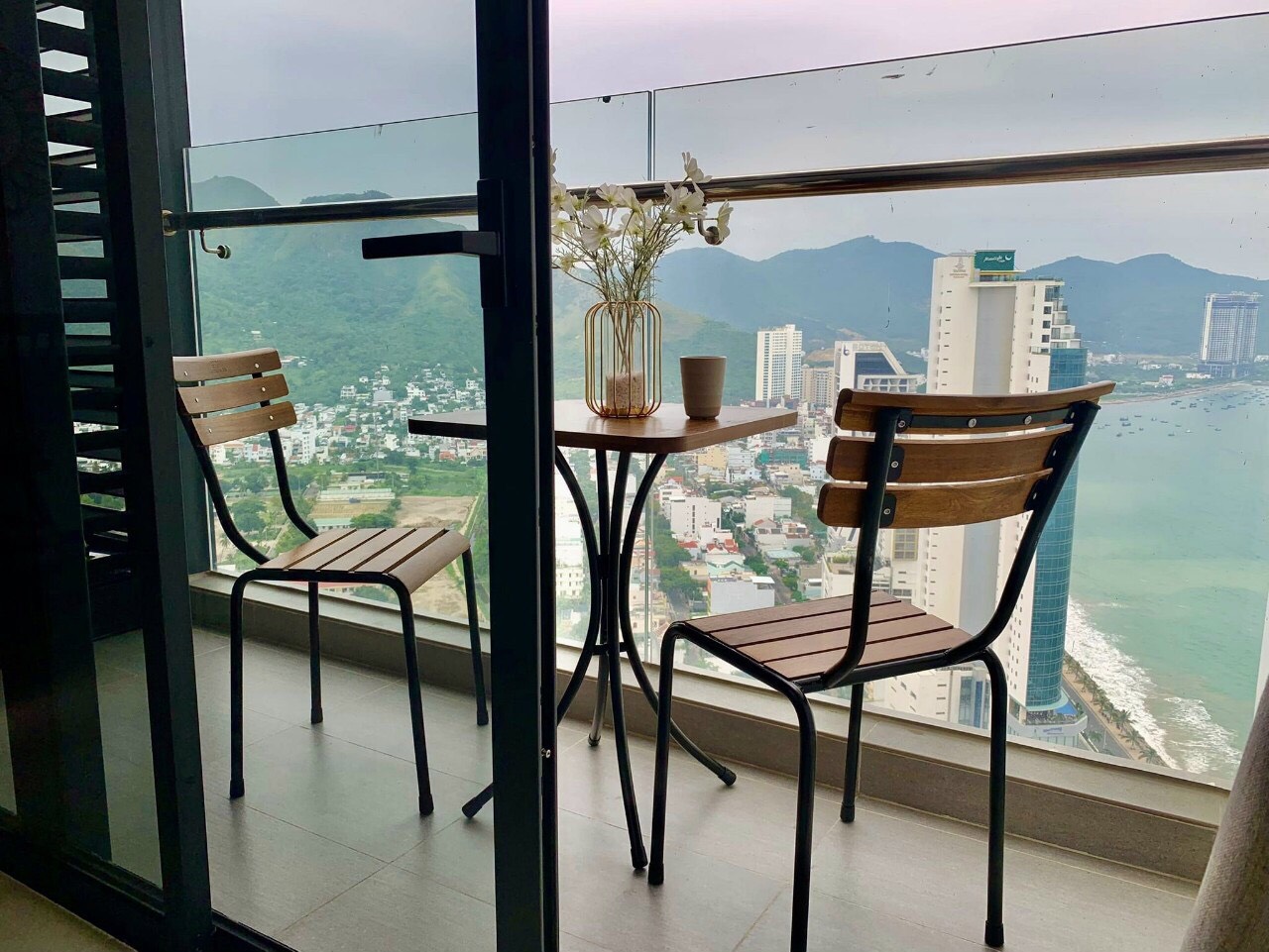 Bộ bàn cafe ngoài trời 2 ghế gỗ chân sắt cao BBCF12 Bộ bàn cafe ngoài trời 2 ghế gỗ chân sắt cao BBCF12