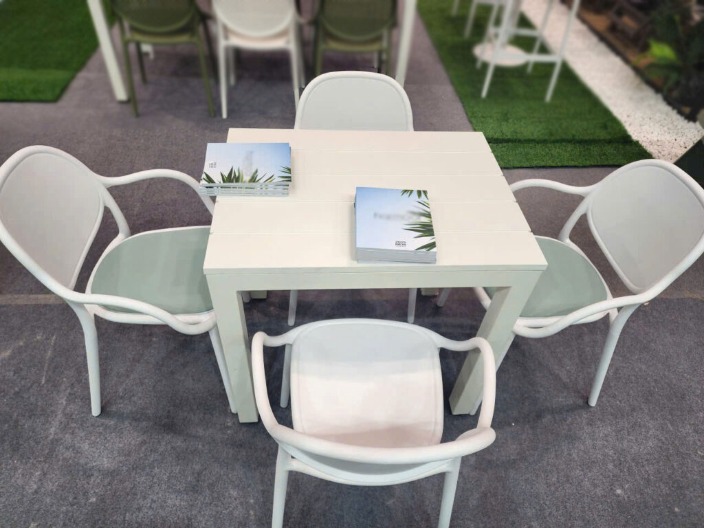 Bàn ăn nhựa đúc khung sắt cao cấp. Bàn ăn nhựa đúc khung sắt cao cấp.